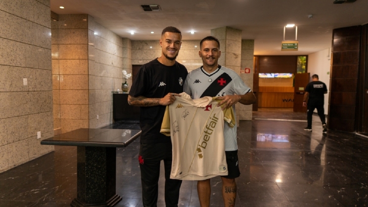 Jogadores do Vasco e Betfair realizam sonho de artista plástico vascaíno no Betfera do Mês