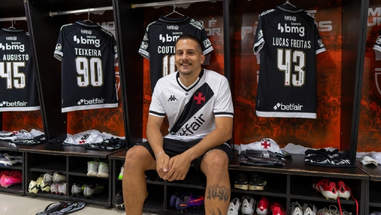 Jogadores do Vasco e Betfair realizam sonho de artista plástico vascaíno no Betfera do Mês