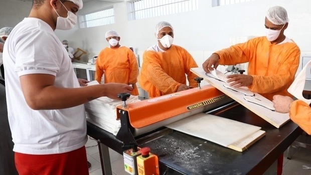 Com apoio da Loteria Mineira, 1 milhão de fraldas e absorventes já foram produzidos por presos