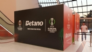 Betano traz troféus da Europa League e Conference League para exposição em São Paulo